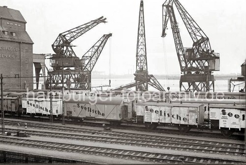 1949_Hamburger_HAfen_Hafenbahn_Guterwagen_Fisch_Bremserhaus_Portalkran.jpg