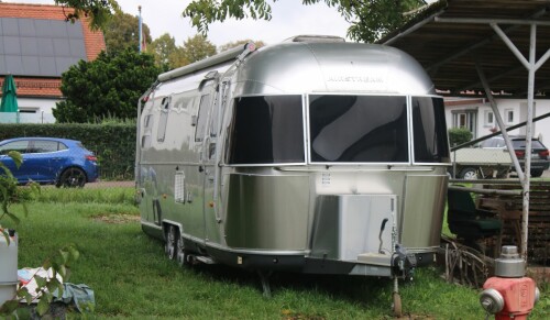 Airstreamer_Wohnwagen_poliertes_Alu_BW_Nordlingen_bayrisches_Eisenbahnmuseum-2.jpg