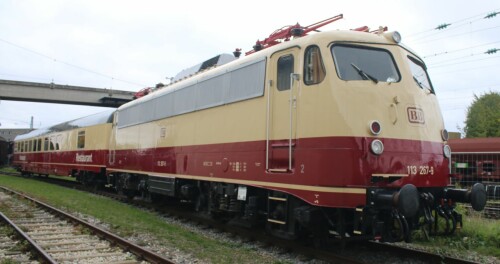 BR_110_E_10_Bugelfalte_TEE_Speisewagen_rot_beigeNordlingen_BW_bayrisches_Eisenbahnmuseum-2.jpg