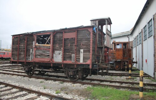 ausen_Landerbahn_Guterwagen_Bremserhauschen_Lokschuppen_Bayrisches_Bahnmuseum_Nordlingen_2025.jpg