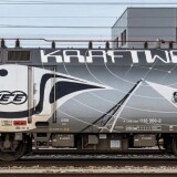 BR_182_Werbelok_Kraftwerk_Bandlok_Bahngarfield_Christian