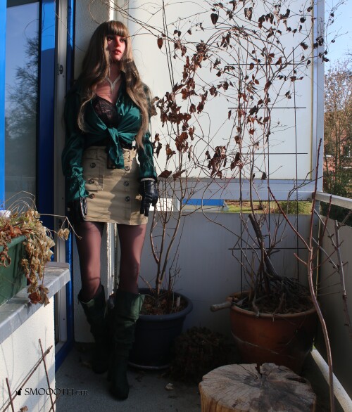 20260226 Smoooth Zelex ZXE 223 green boots satin shortskirt b (1)