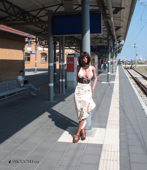 20260805 Smoooth Zelex ZXER 223 no bra sexy Doll Katy in Warnemünde train station Summer skirt pumps