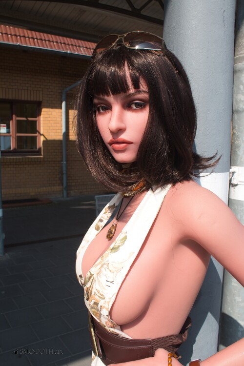 20260805 Smoooth Zelex ZXER 223 no bra sexy Doll Katy in Warnemünde train station Summer skirt pumps