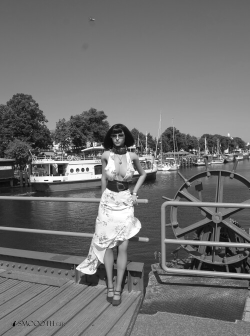 20260805 Smoooth Zelex ZXER 223 sexy Doll Katy in Warnemünde harbour sexy skirt bw a (2)