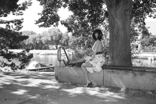 20260805 Smoooth Zelex ZXER 223 sexy Doll Katy in Warnemünde harbour sexy skirt bw c (1)
