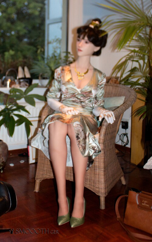 20260812 Smoooth SE Doll Queena Sex Puppe Abendkleid sexy dressed up (1)