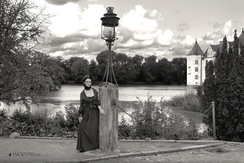 20261008 Smoooth Schloß Glücksburg Fanreal Gina 155G vinate skirt red boots (11)